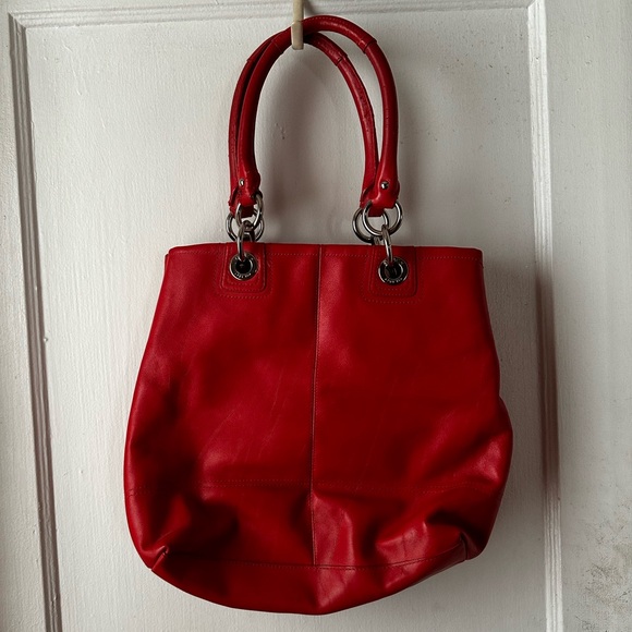 Vintage red leather COACH tote - Picture 2 of 15